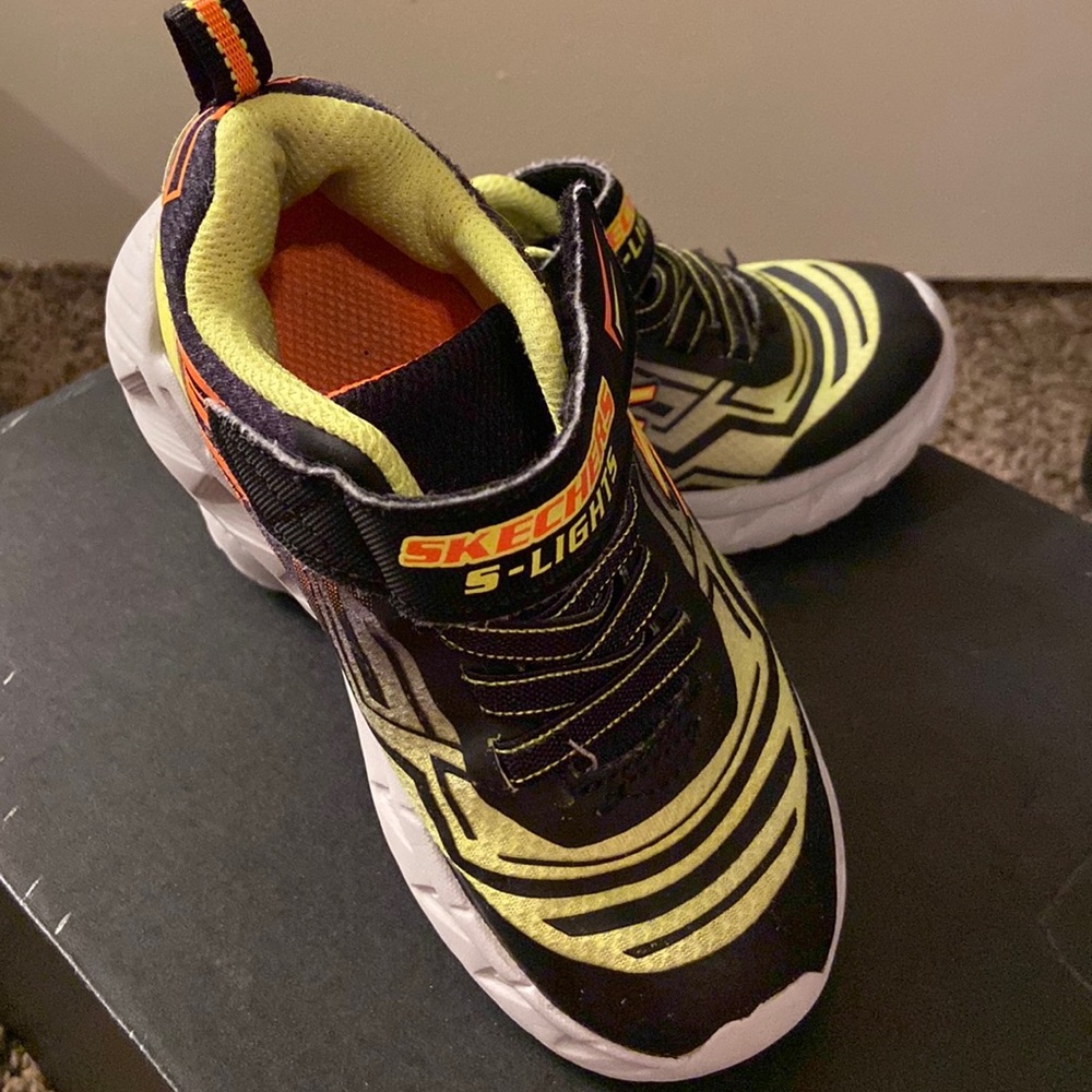 Boys Skechers S-Lights size 9 in toddlers